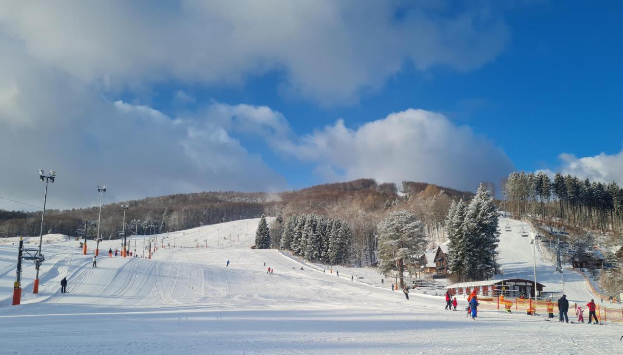 Snowland Apartmany Valča Exterior foto